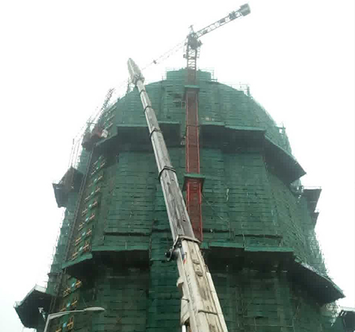 运河吊车在工地上作业
